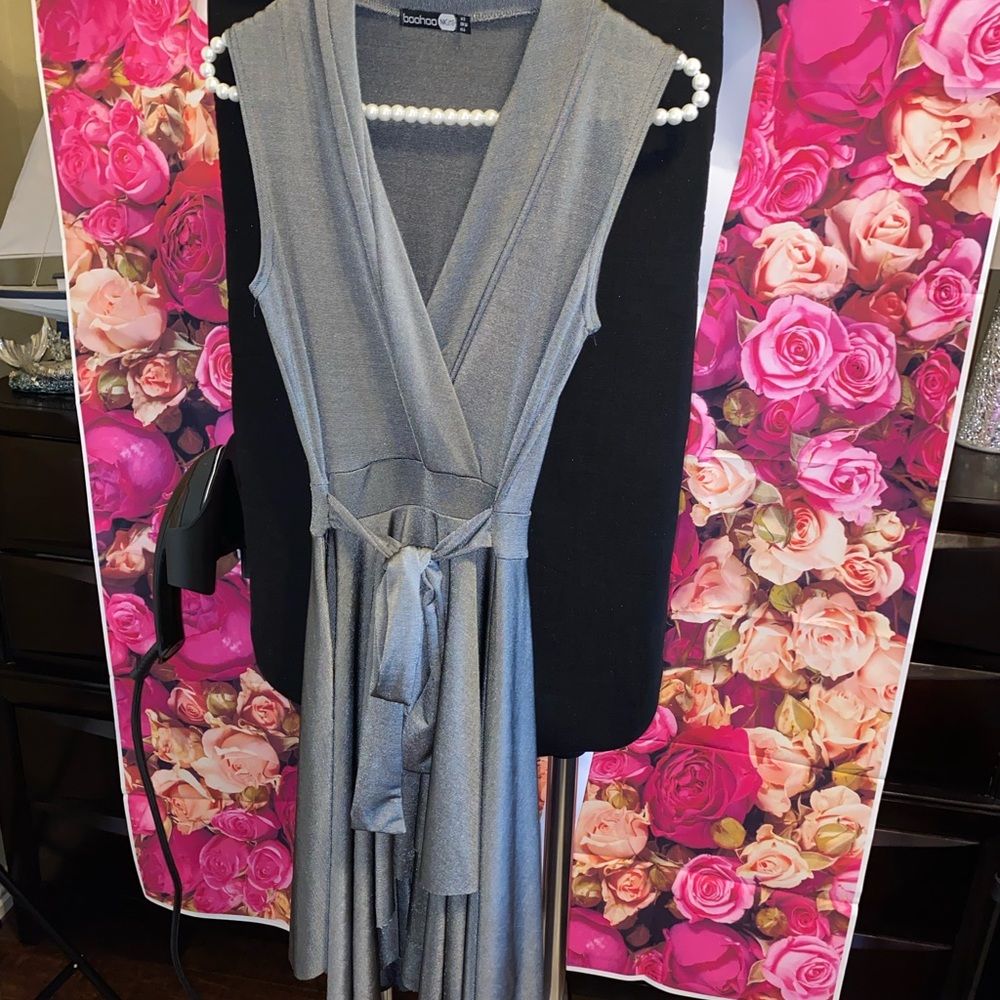 Gray sleeveless mid length boohoo women dress with tie belt